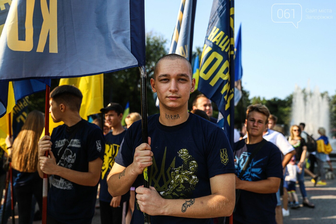 Участники патриотического шествия развернули огромный флаг в центре Запорожья,  - ФОТОРЕПОРТАЖ, фото-18