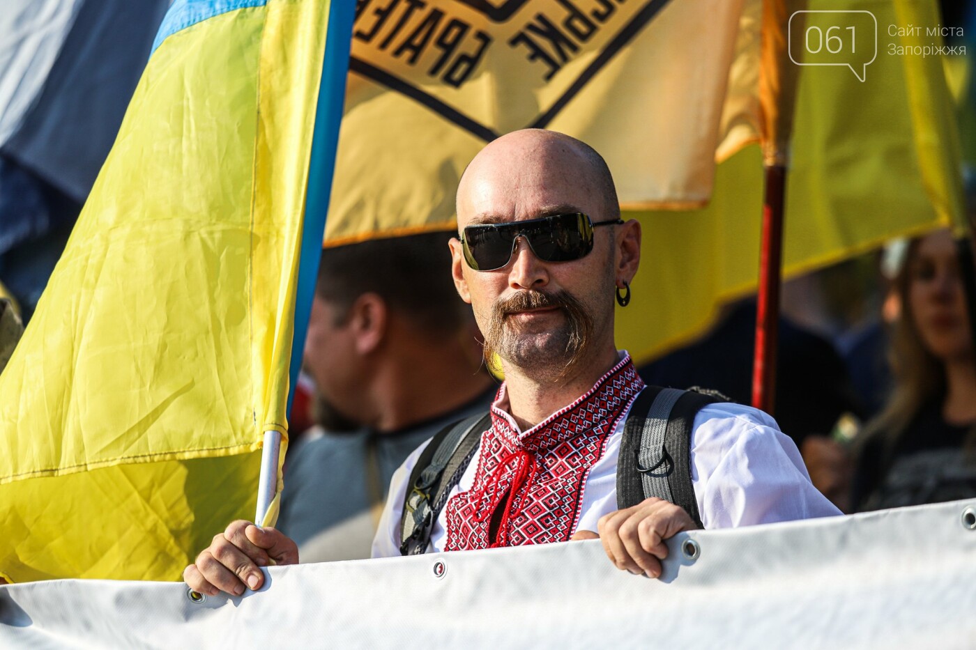 Участники патриотического шествия развернули огромный флаг в центре Запорожья,  - ФОТОРЕПОРТАЖ, фото-4