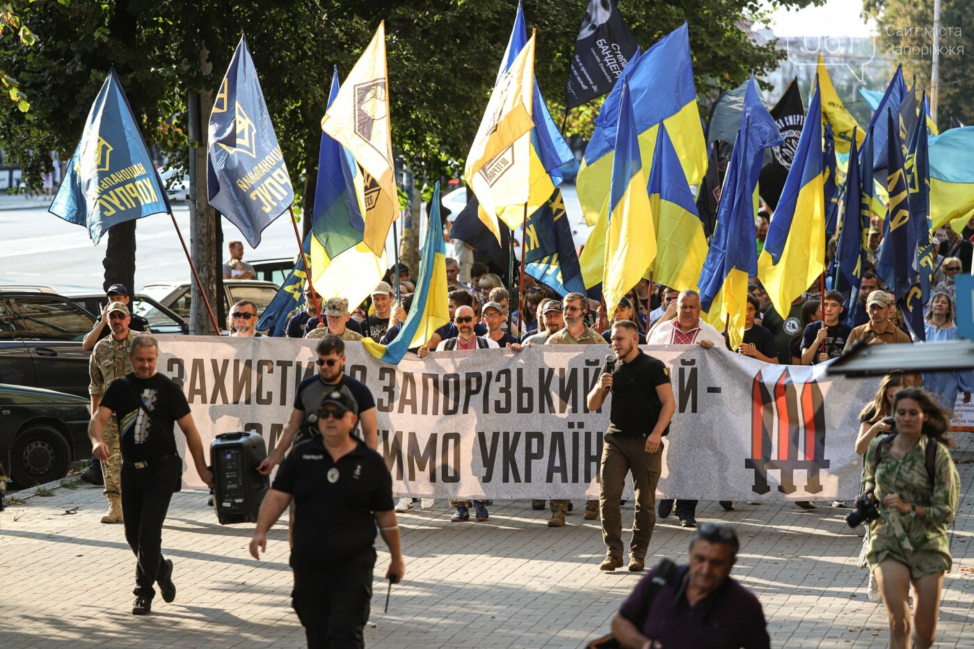 Участники патриотического шествия развернули огромный флаг в центре Запорожья,  - ФОТОРЕПОРТАЖ, фото-21