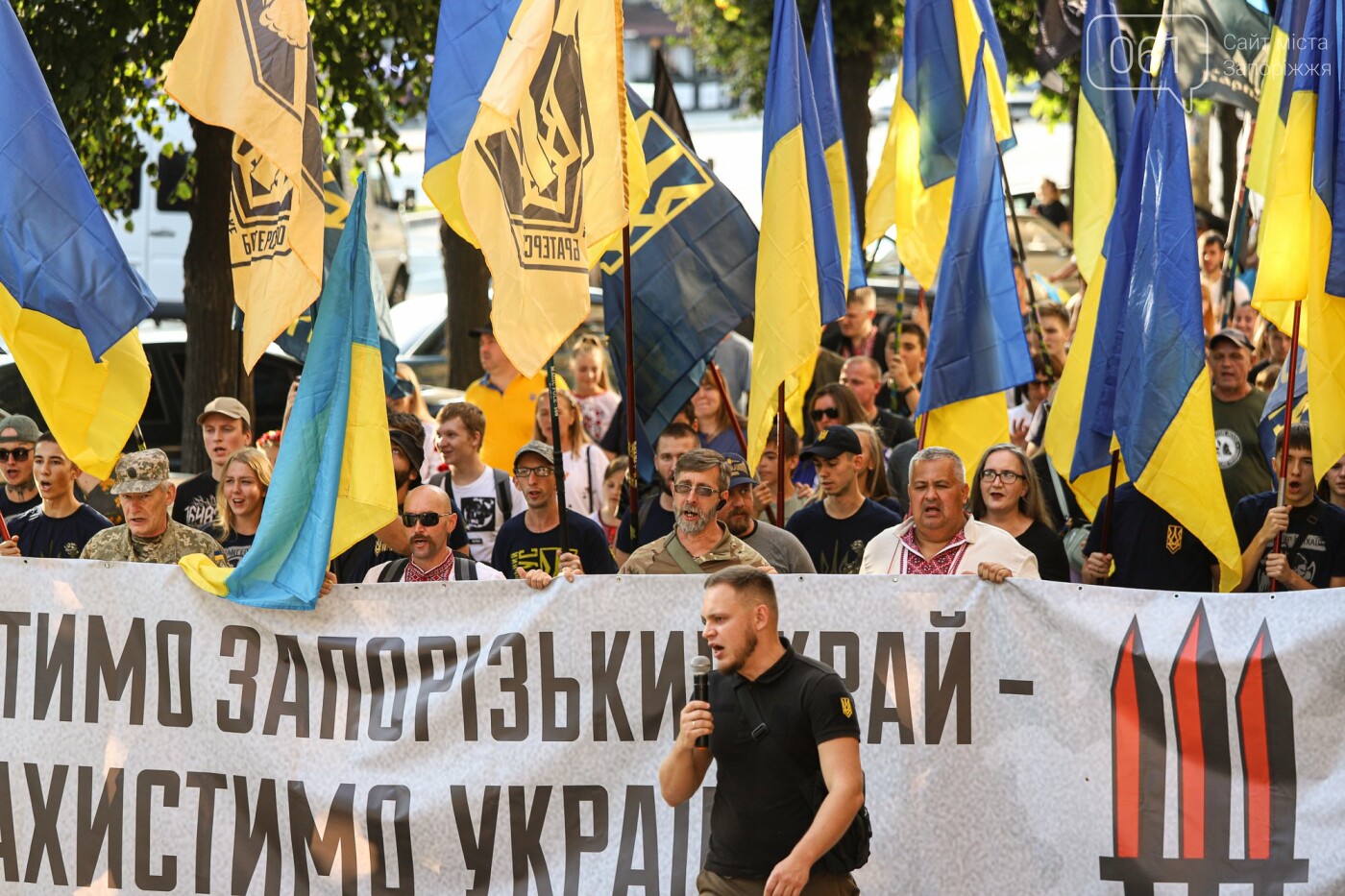 Участники патриотического шествия развернули огромный флаг в центре Запорожья,  - ФОТОРЕПОРТАЖ, фото-22