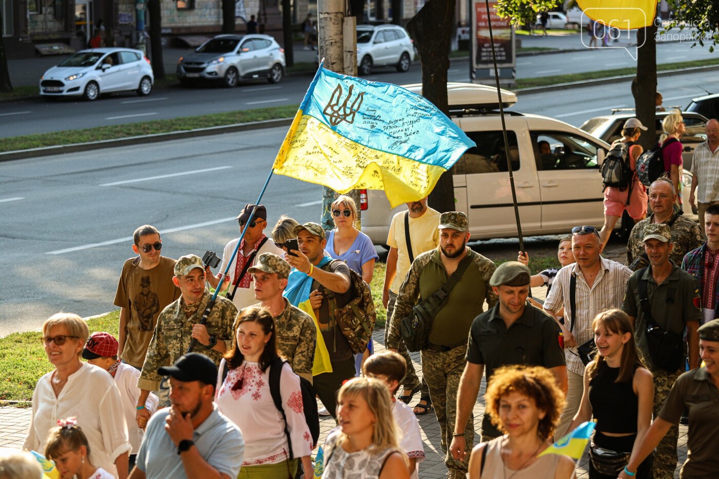 Участники патриотического шествия развернули огромный флаг в центре Запорожья,  - ФОТОРЕПОРТАЖ, фото-29