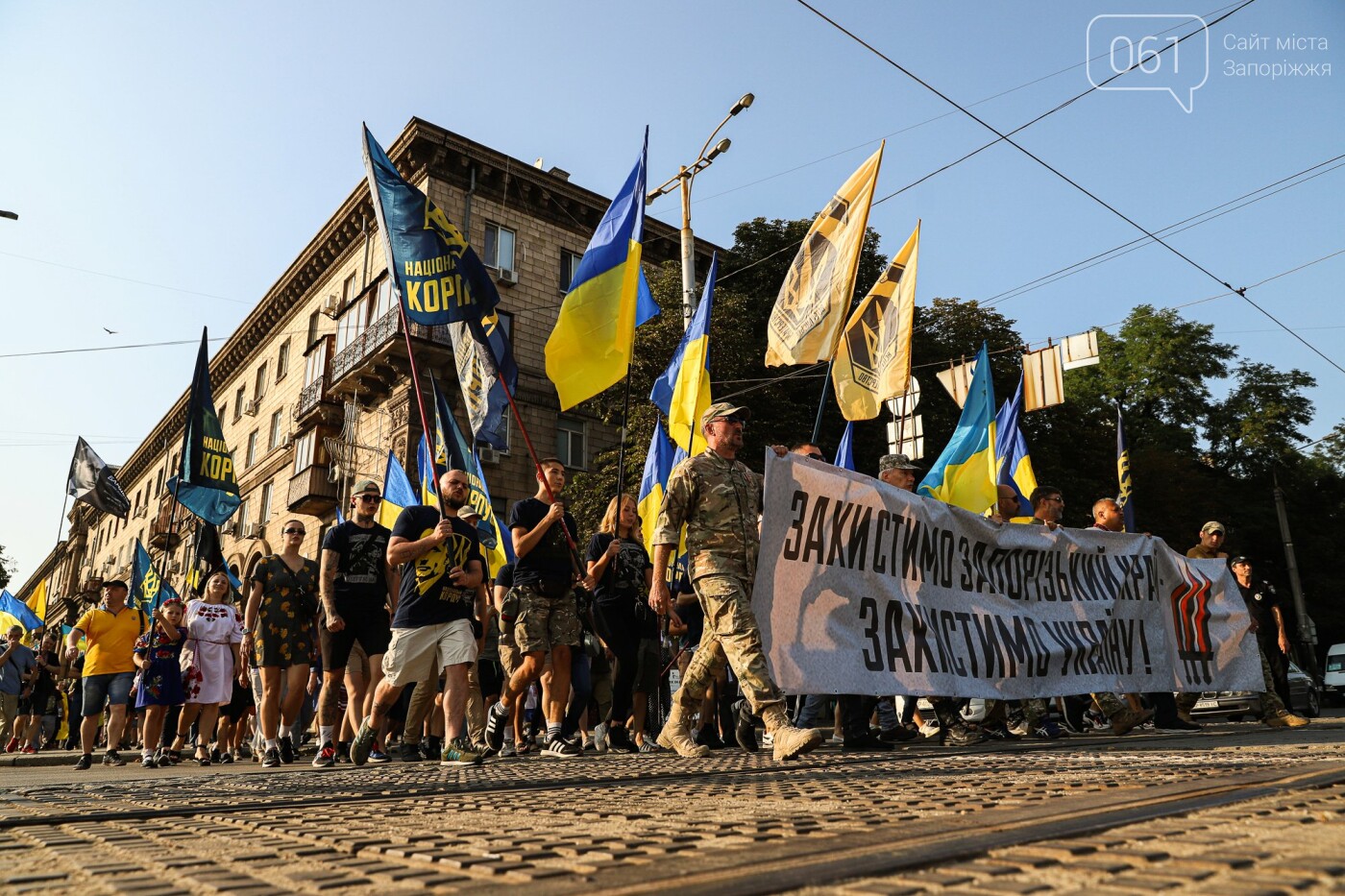 Участники патриотического шествия развернули огромный флаг в центре Запорожья,  - ФОТОРЕПОРТАЖ, фото-30