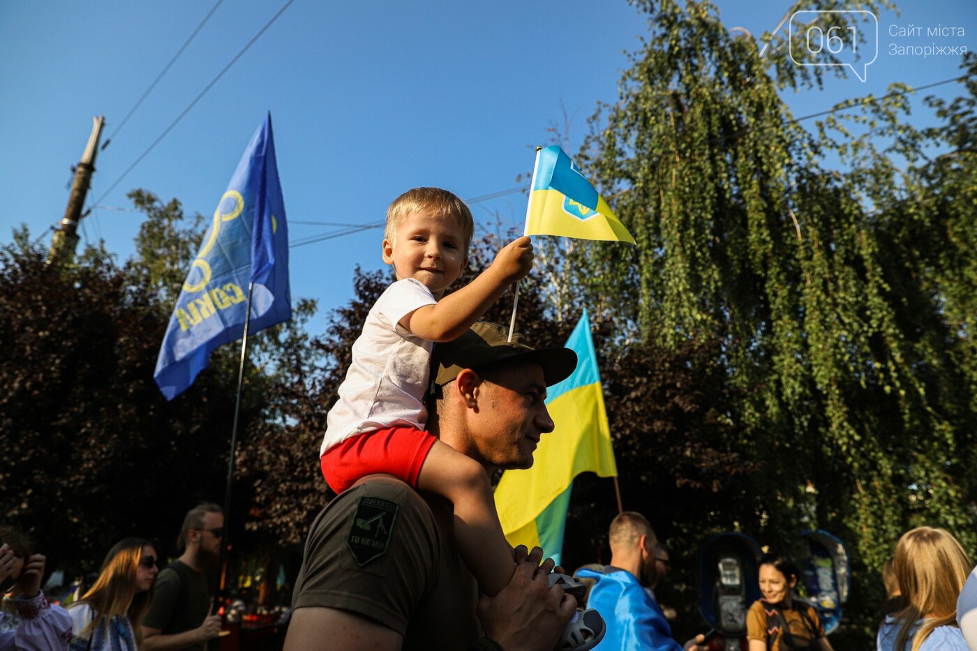 Участники патриотического шествия развернули огромный флаг в центре Запорожья,  - ФОТОРЕПОРТАЖ, фото-31