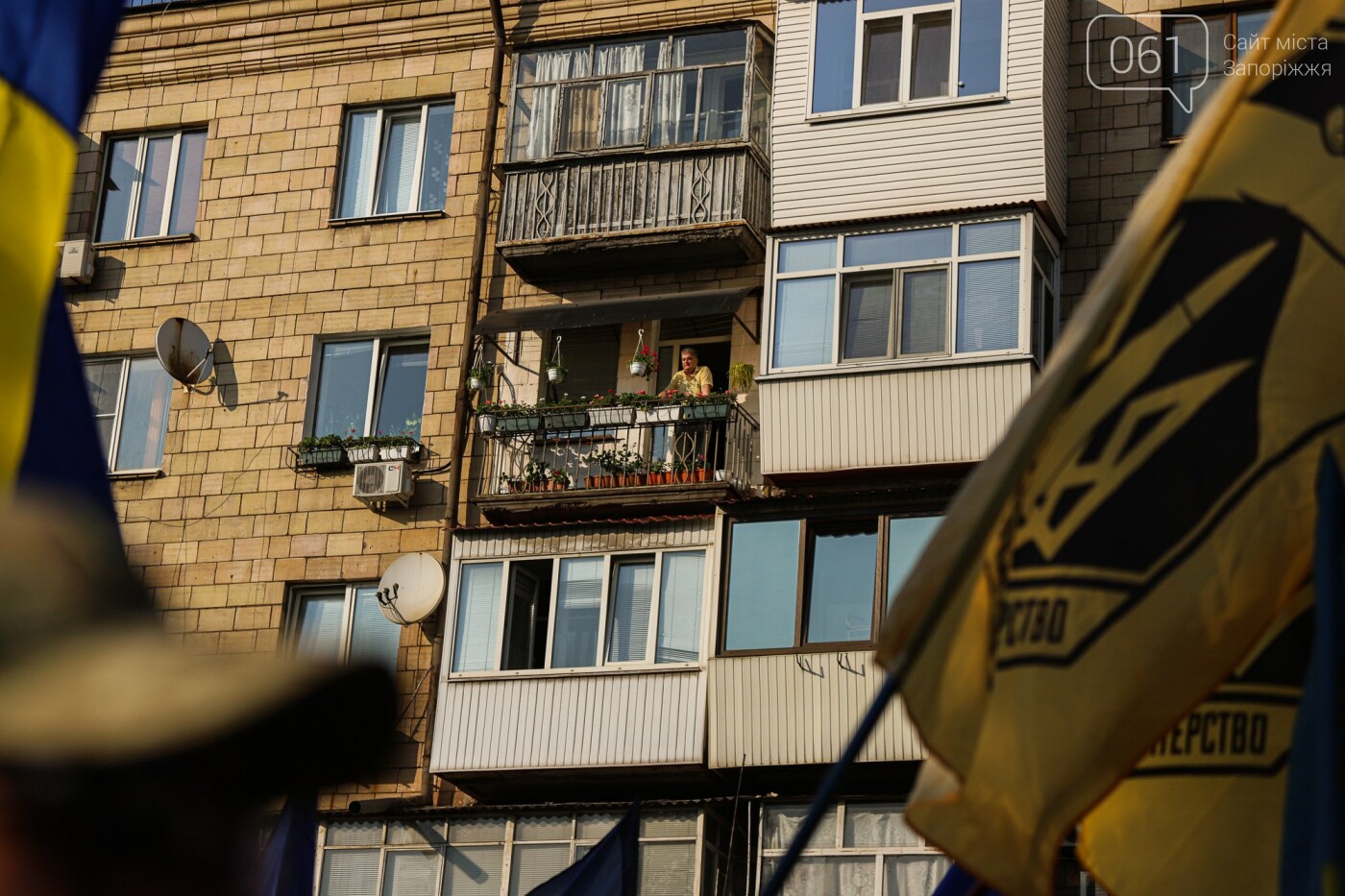 Участники патриотического шествия развернули огромный флаг в центре Запорожья,  - ФОТОРЕПОРТАЖ, фото-33