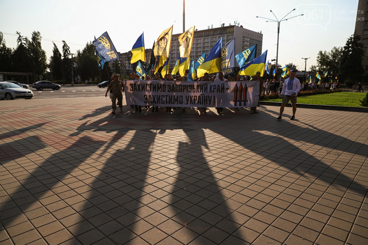 Участники патриотического шествия развернули огромный флаг в центре Запорожья,  - ФОТОРЕПОРТАЖ, фото-34