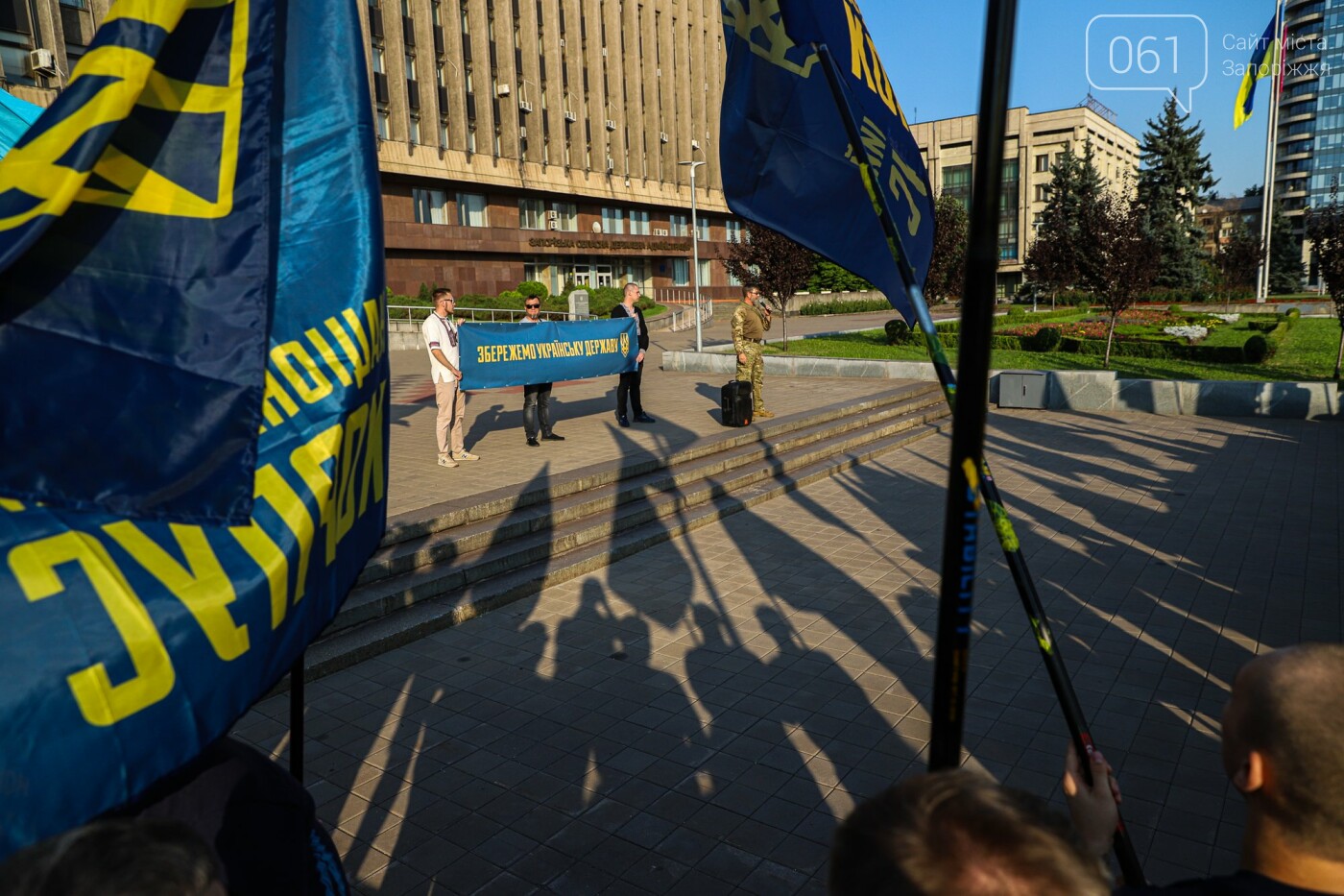 Участники патриотического шествия развернули огромный флаг в центре Запорожья,  - ФОТОРЕПОРТАЖ, фото-35
