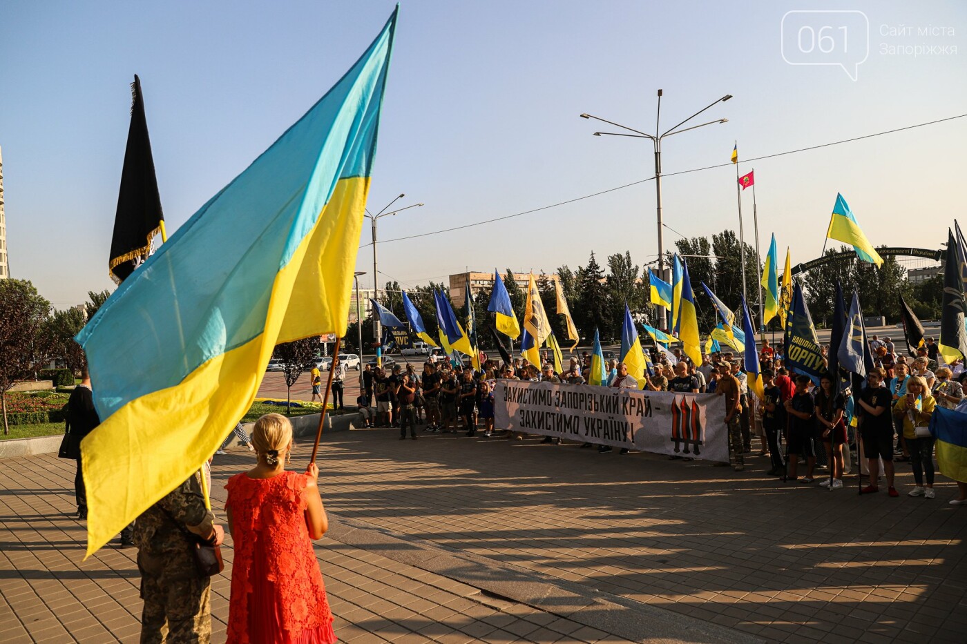 Участники патриотического шествия развернули огромный флаг в центре Запорожья,  - ФОТОРЕПОРТАЖ, фото-36