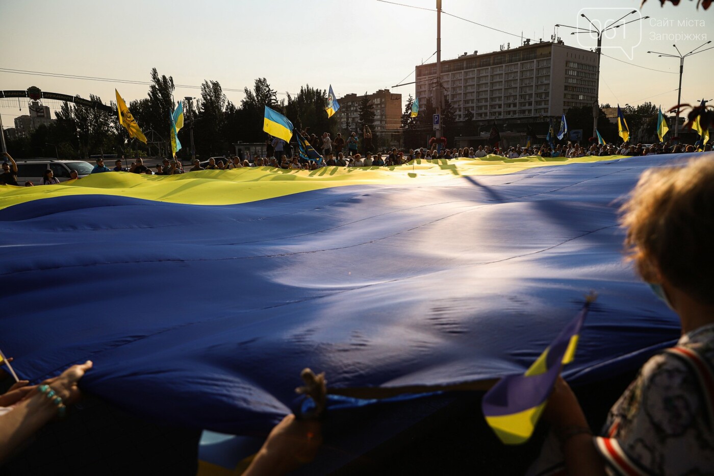 Участники патриотического шествия развернули огромный флаг в центре Запорожья,  - ФОТОРЕПОРТАЖ, фото-38