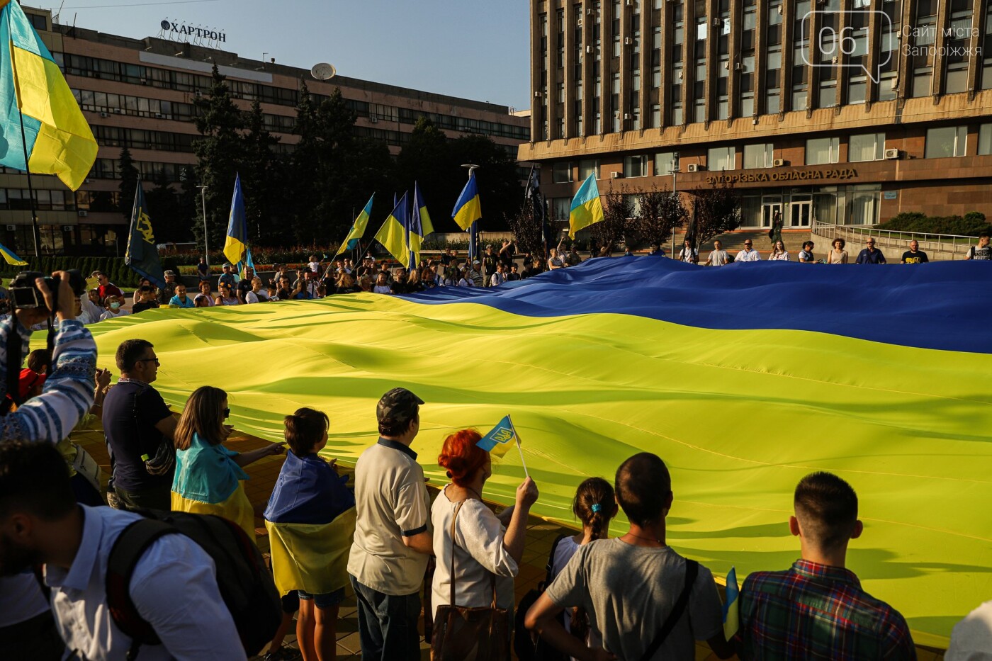 Участники патриотического шествия развернули огромный флаг в центре Запорожья,  - ФОТОРЕПОРТАЖ, фото-39