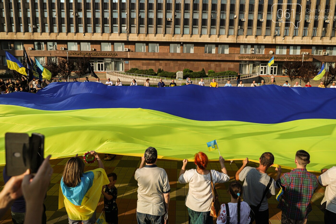 Участники патриотического шествия развернули огромный флаг в центре Запорожья,  - ФОТОРЕПОРТАЖ, фото-44