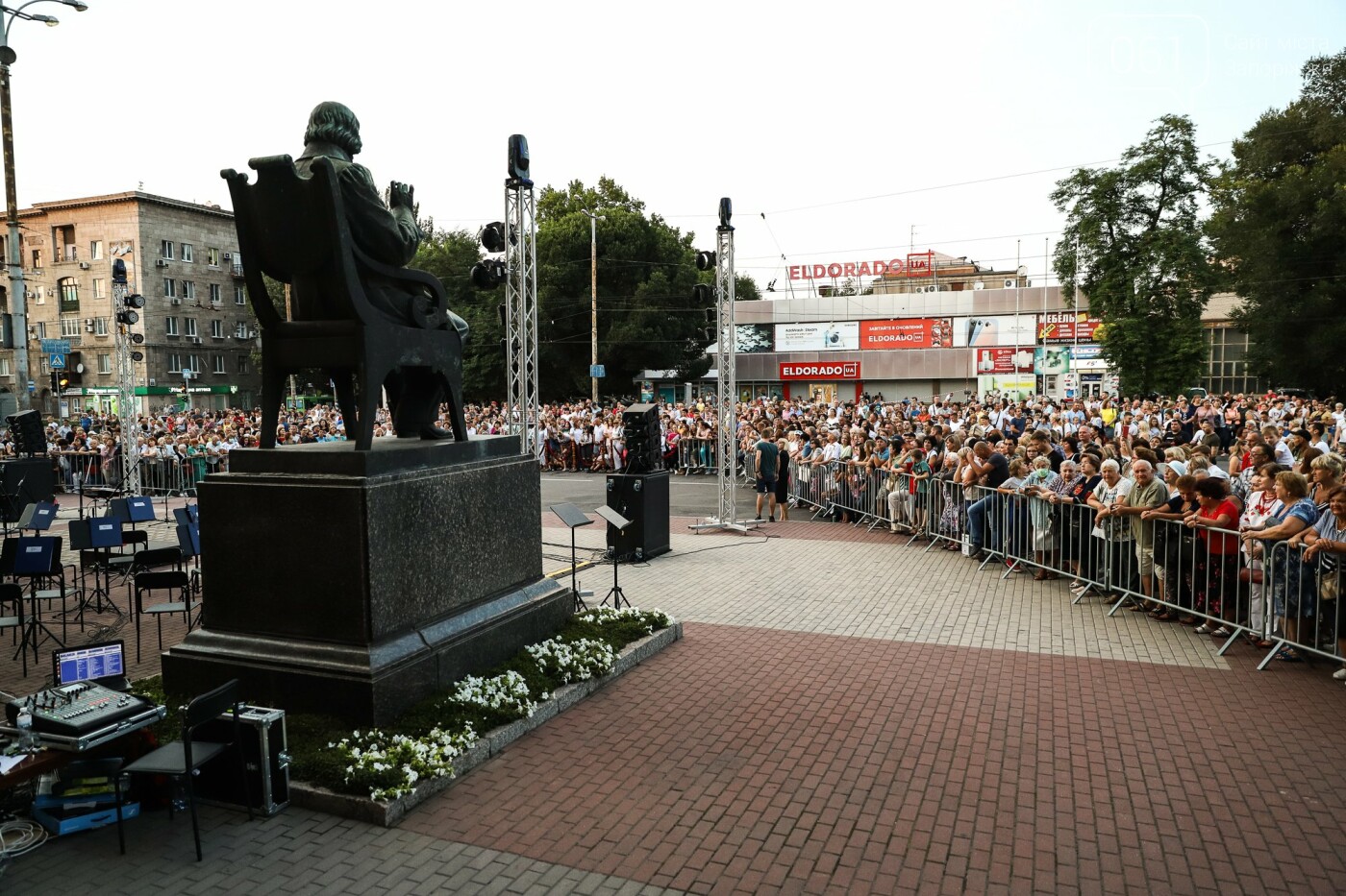 Тысячи запорожцев пришли послушать концерт симфонического оркестра под открытым небом, - ФОТОРЕПОРТАЖ, фото-1