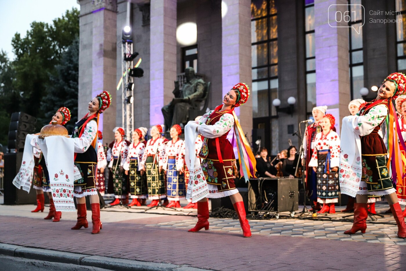 Тысячи запорожцев пришли послушать концерт симфонического оркестра под открытым небом, - ФОТОРЕПОРТАЖ, фото-15