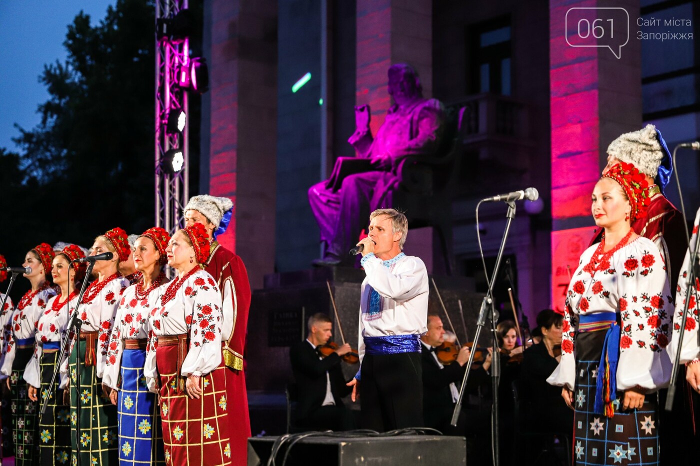 Тысячи запорожцев пришли послушать концерт симфонического оркестра под открытым небом, - ФОТОРЕПОРТАЖ, фото-21