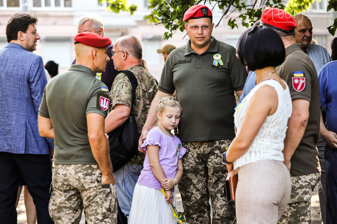 «Мы помним, мы отомстим»: в Запорожье на Аллее защитников почтили память погибших бойцов, - ФОТОРЕПОРТАЖ, фото-16