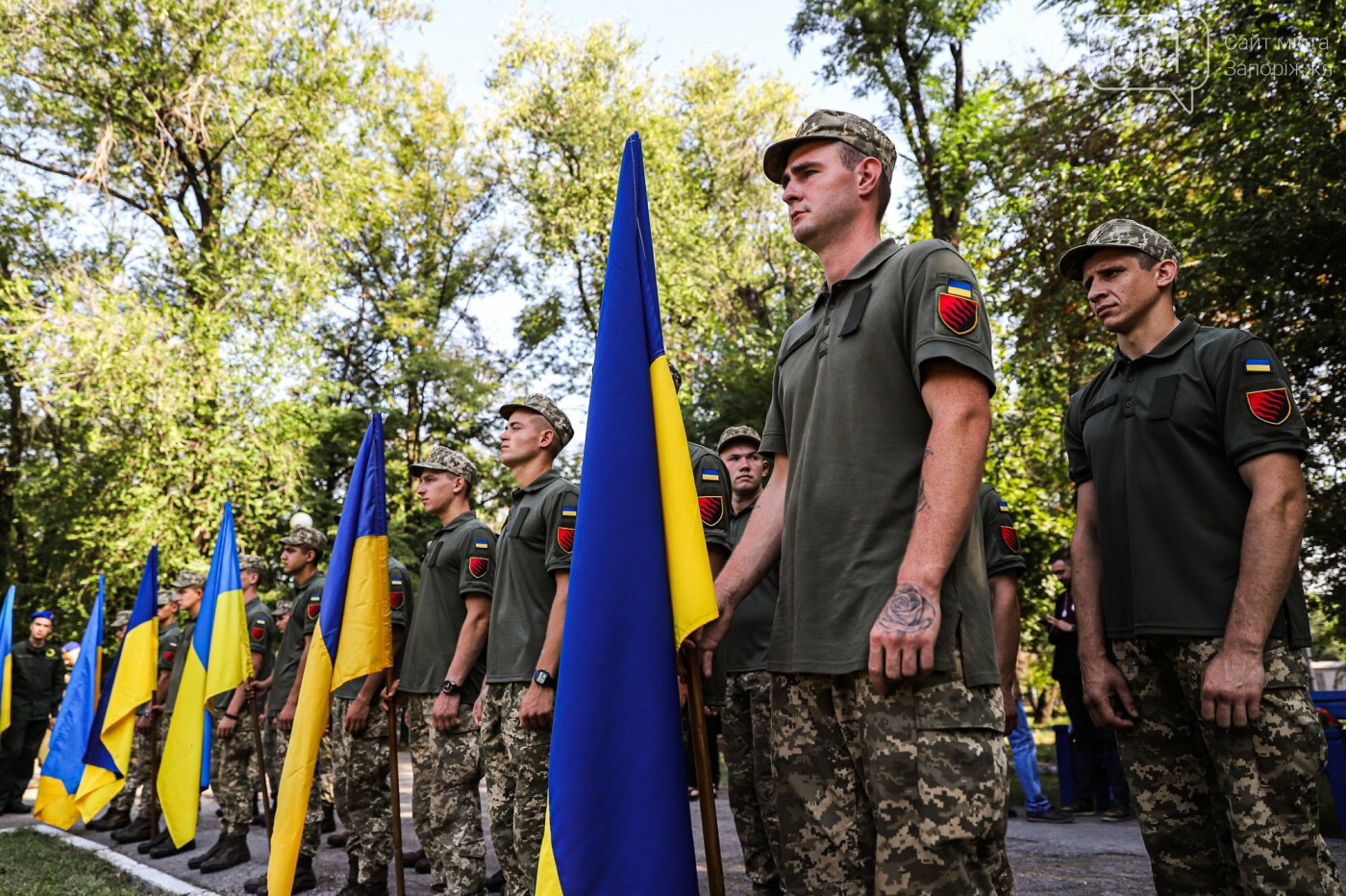 «Мы помним, мы отомстим»: в Запорожье на Аллее защитников почтили память погибших бойцов, - ФОТОРЕПОРТАЖ, фото-20