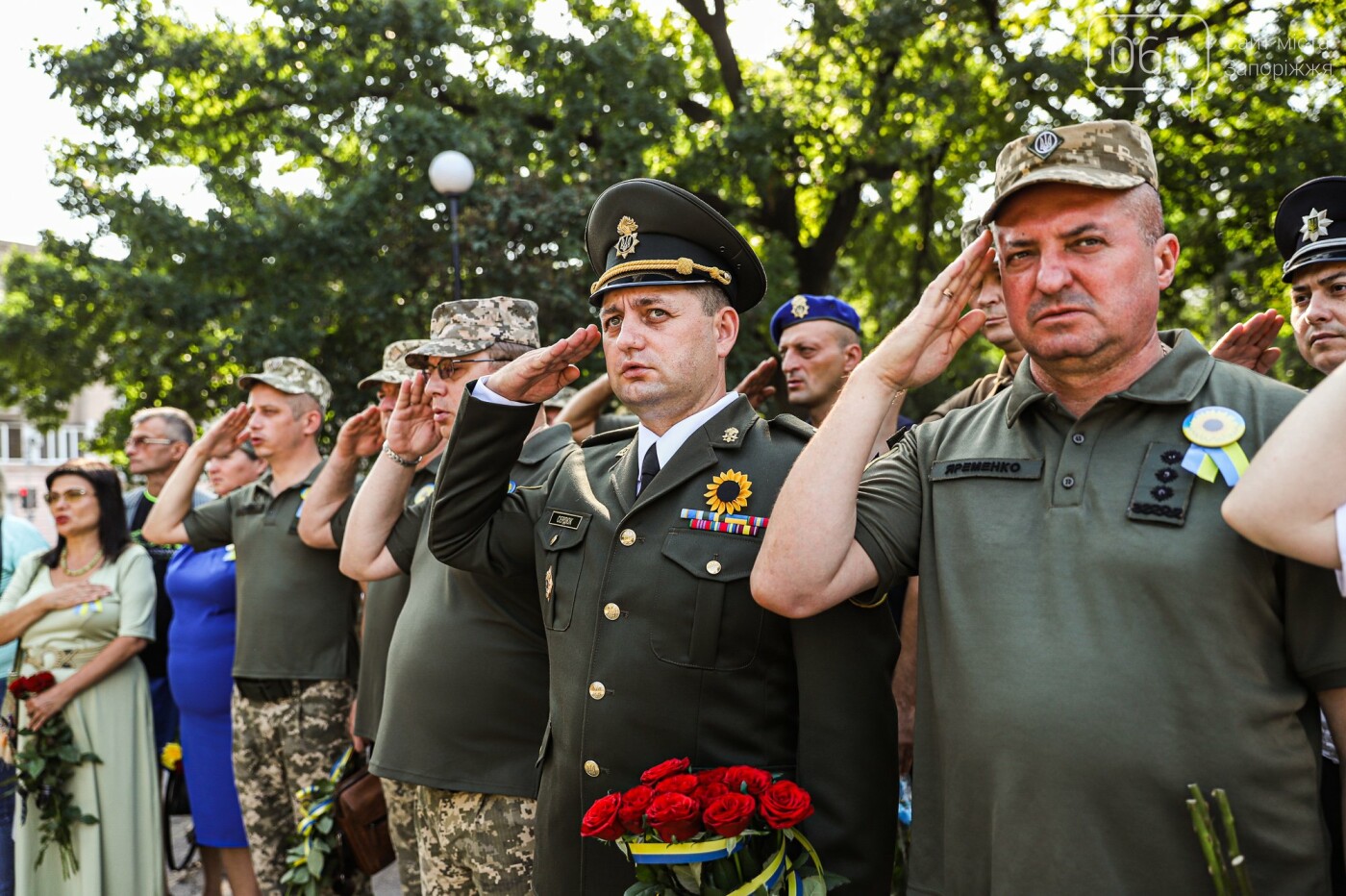 «Мы помним, мы отомстим»: в Запорожье на Аллее защитников почтили память погибших бойцов, - ФОТОРЕПОРТАЖ, фото-26