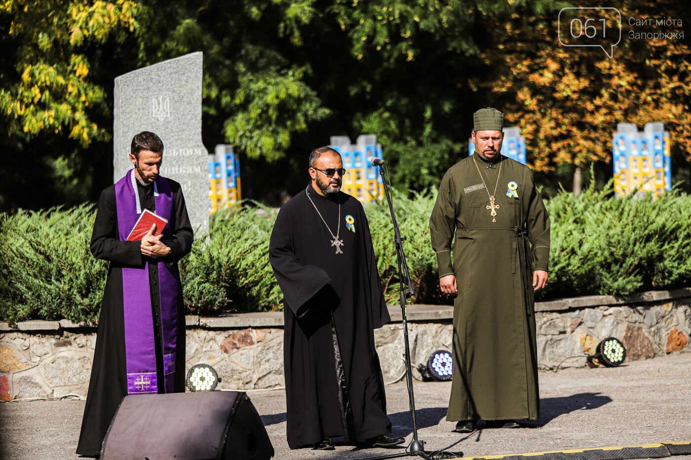 «Мы помним, мы отомстим»: в Запорожье на Аллее защитников почтили память погибших бойцов, - ФОТОРЕПОРТАЖ, фото-30