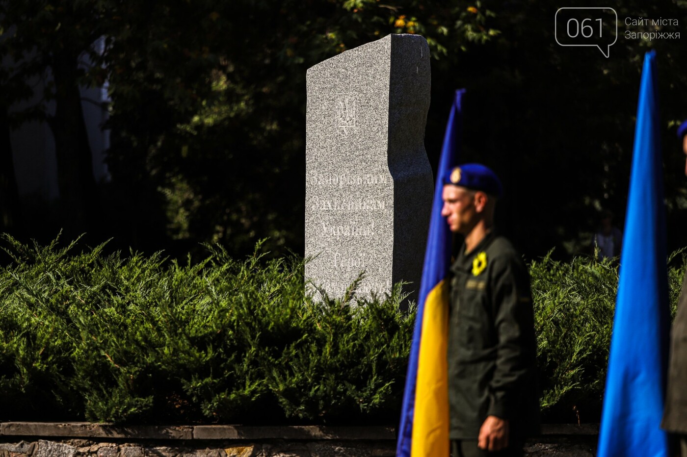 «Мы помним, мы отомстим»: в Запорожье на Аллее защитников почтили память погибших бойцов, - ФОТОРЕПОРТАЖ, фото-31