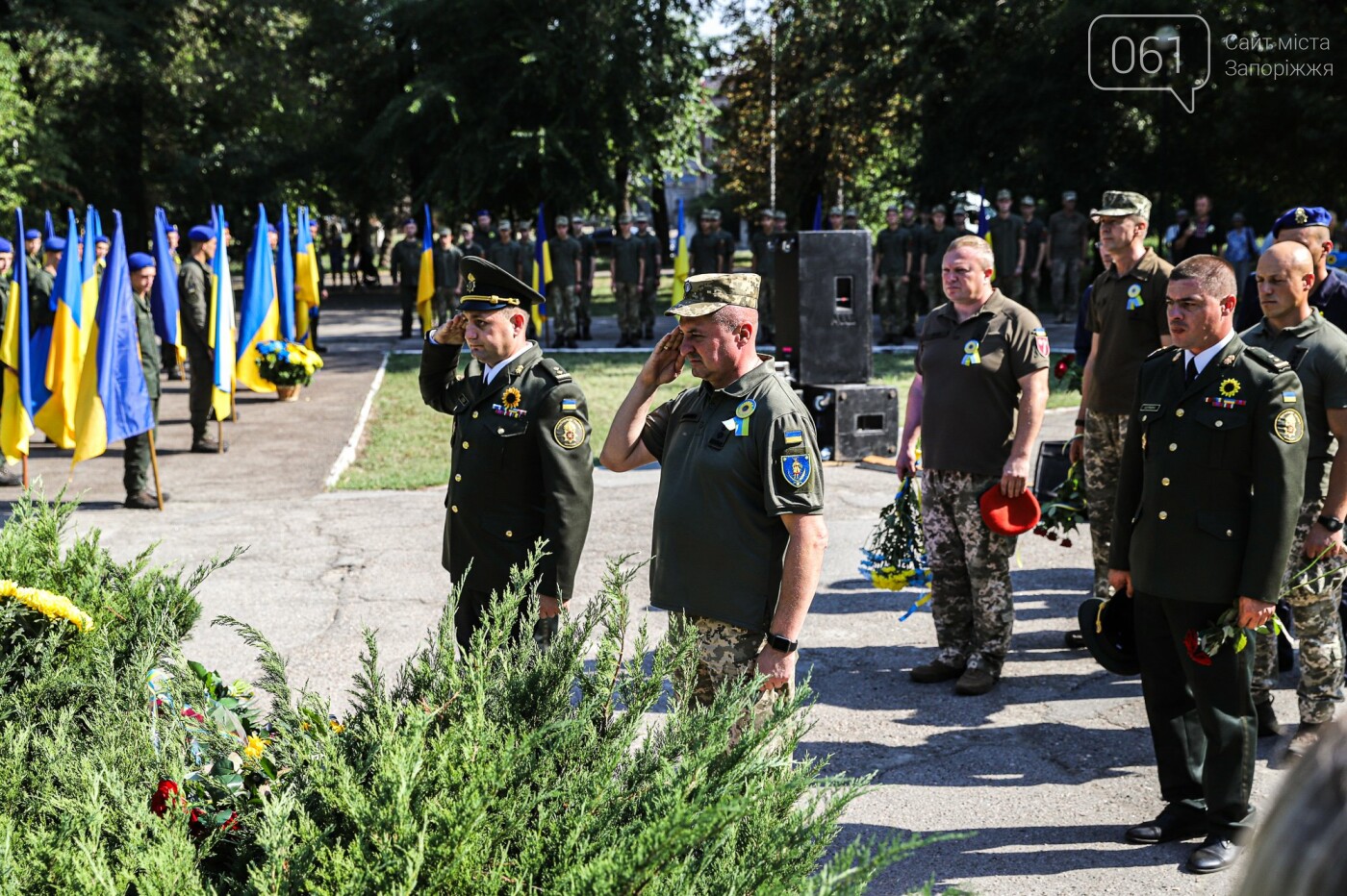 «Мы помним, мы отомстим»: в Запорожье на Аллее защитников почтили память погибших бойцов, - ФОТОРЕПОРТАЖ, фото-43