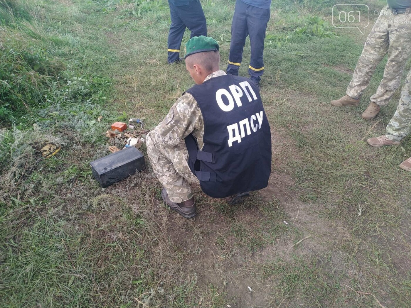 На запорожском курорте возле базы отдыха выявили тайник со взрывчаткой, гранатами и патронами, - ФОТО