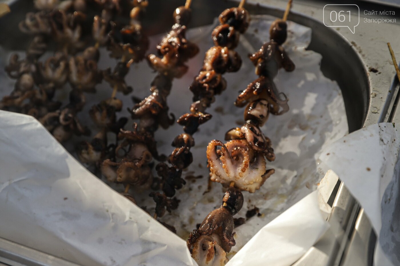 Бограч в хлебных горшочках и мясо из уникальной печи: что нового на фестивале уличной еды в Запорожье, - ФОТОРЕПОРТАЖ, фото-40
