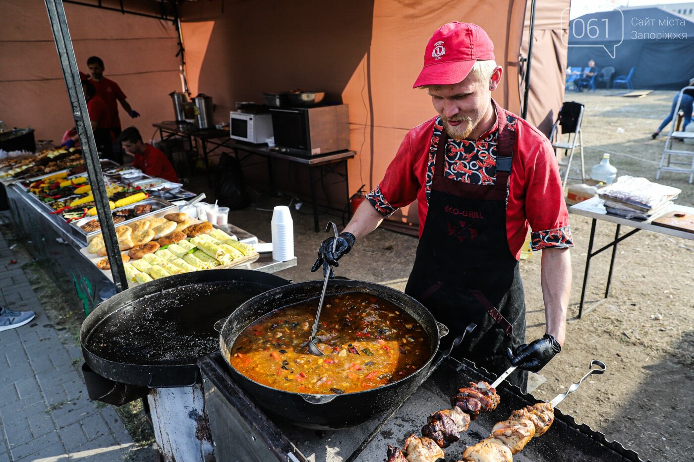 Бограч в хлебных горшочках и мясо из уникальной печи: что нового на фестивале уличной еды в Запорожье, - ФОТОРЕПОРТАЖ, фото-1
