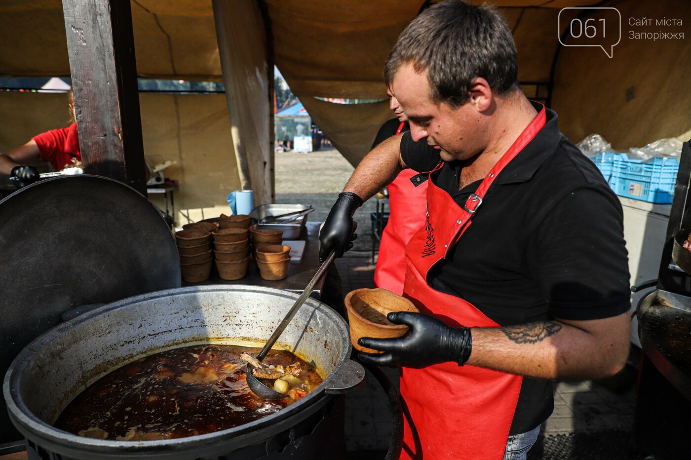 Бограч в хлебных горшочках и мясо из уникальной печи: что нового на фестивале уличной еды в Запорожье, - ФОТОРЕПОРТАЖ, фото-8