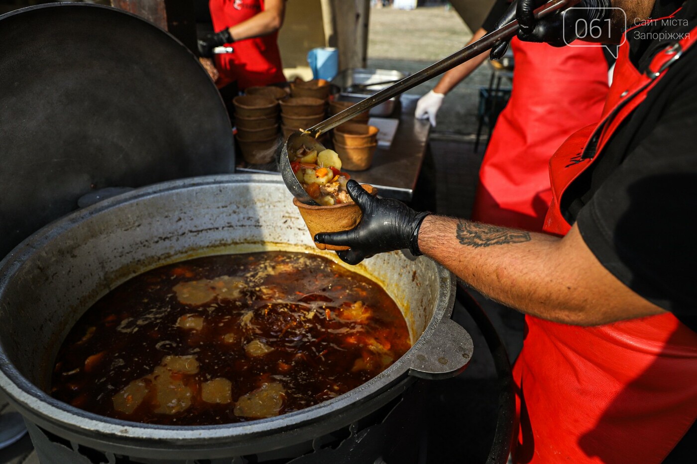 Бограч в хлебных горшочках и мясо из уникальной печи: что нового на фестивале уличной еды в Запорожье, - ФОТОРЕПОРТАЖ, фото-9