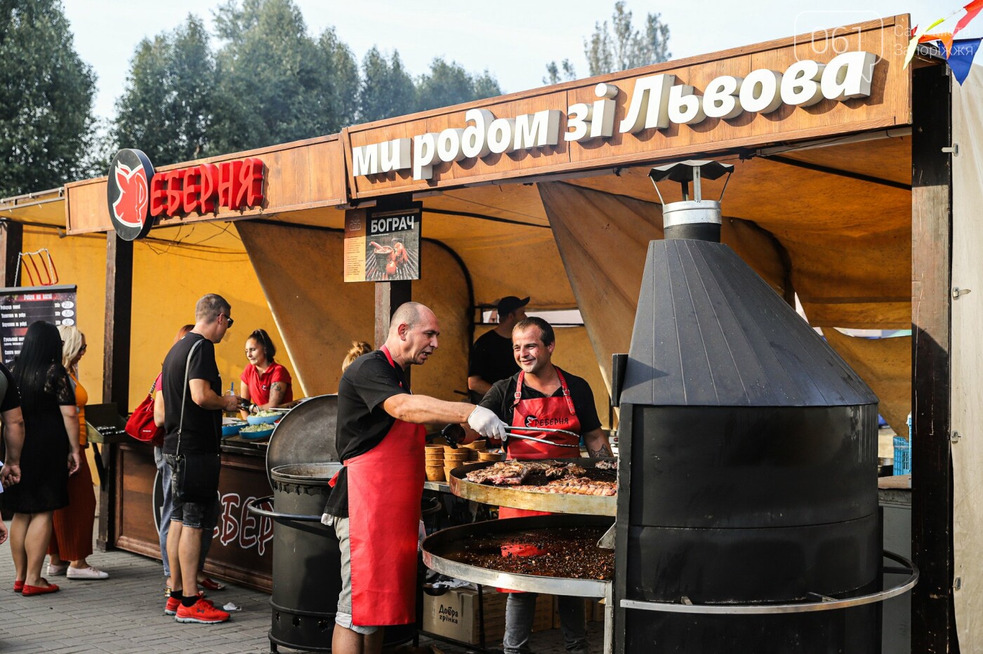 Бограч в хлебных горшочках и мясо из уникальной печи: что нового на фестивале уличной еды в Запорожье, - ФОТОРЕПОРТАЖ, фото-12