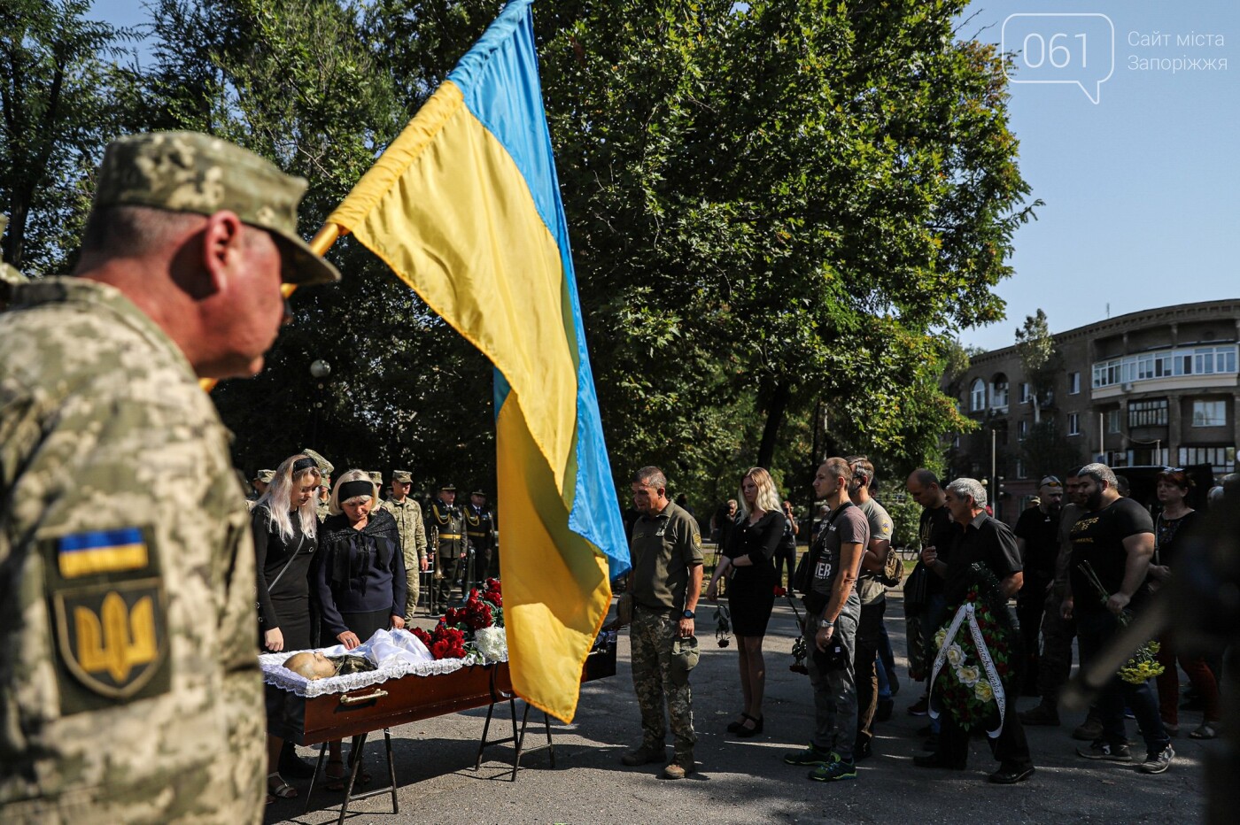 Навсегда 31: в Запорожье попрощались с бойцом, погибшим в результате артобстрела, - ФОТОРЕПОРТАЖ , фото-24