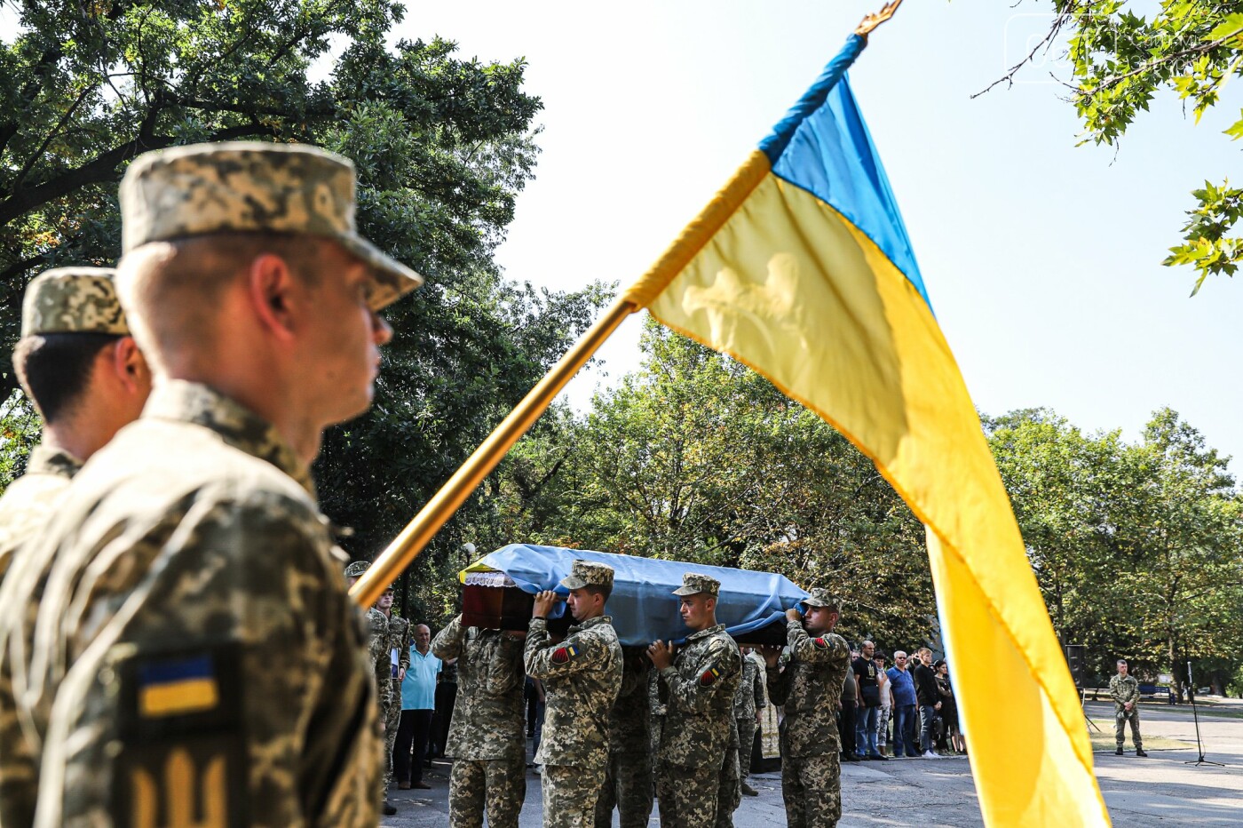 Навсегда 31: в Запорожье попрощались с бойцом, погибшим в результате артобстрела, - ФОТОРЕПОРТАЖ , фото-28