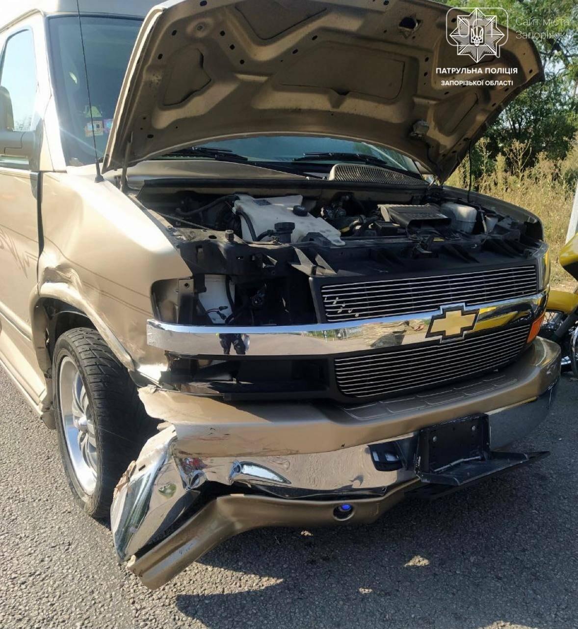 На Хортице водитель Hyundai пытался объехать по встречной пробку и врезался в минивэн , фото-2