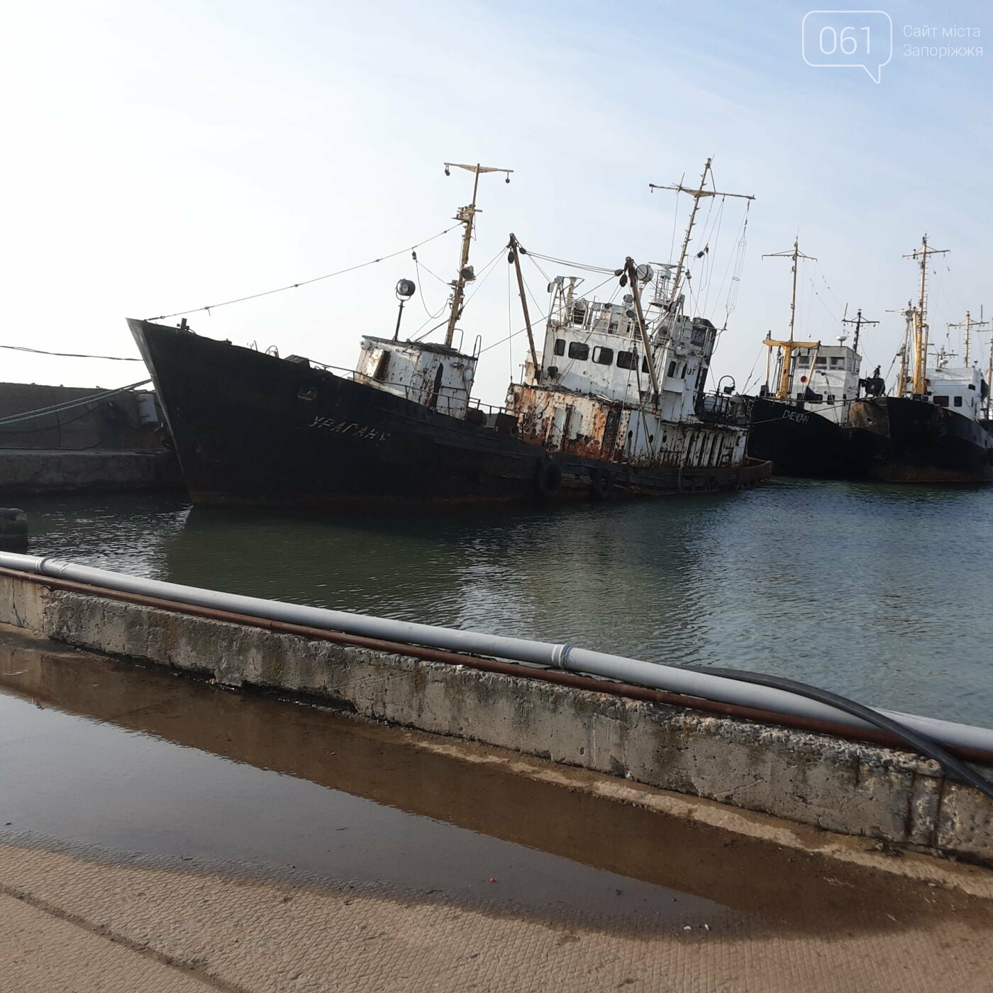 В Бердянске возле причала тонет рыболовецкое судно3