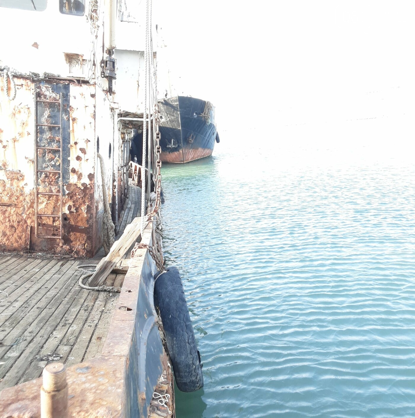 В Бердянске возле причала тонет рыболовецкое судно4
