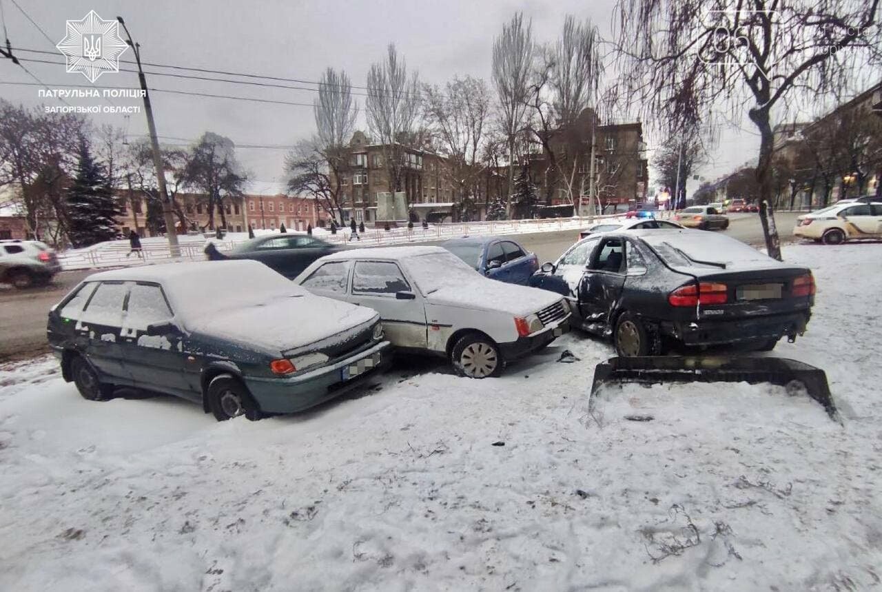 В Запорожье водитель “ЗАЗа” врезался в припаркованные автомобили 