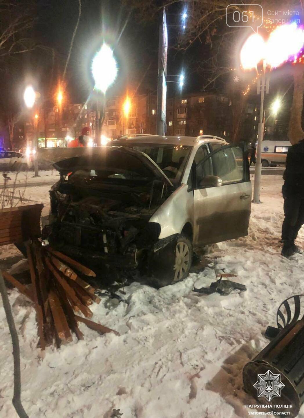 В Запорожье водитель Volkswagen проехал перекресток на красный, протаранил авто и влетел в лавочку, - ФОТО