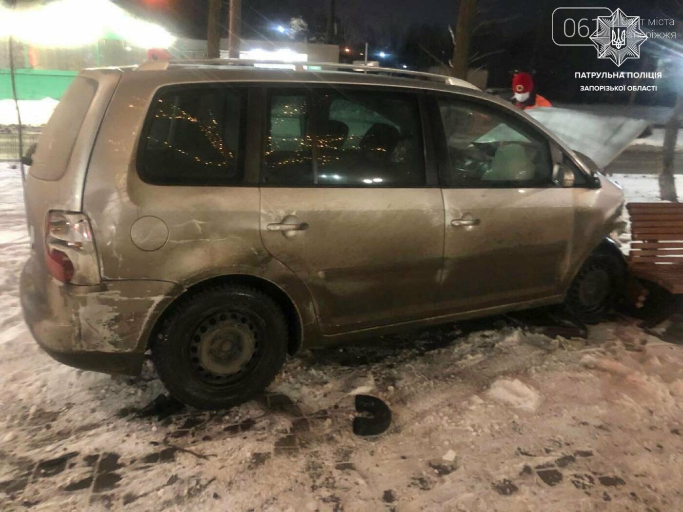 В Запорожье водитель Volkswagen проехал перекресток на красный, протаранил авто и влетел в лавочку, - ФОТО