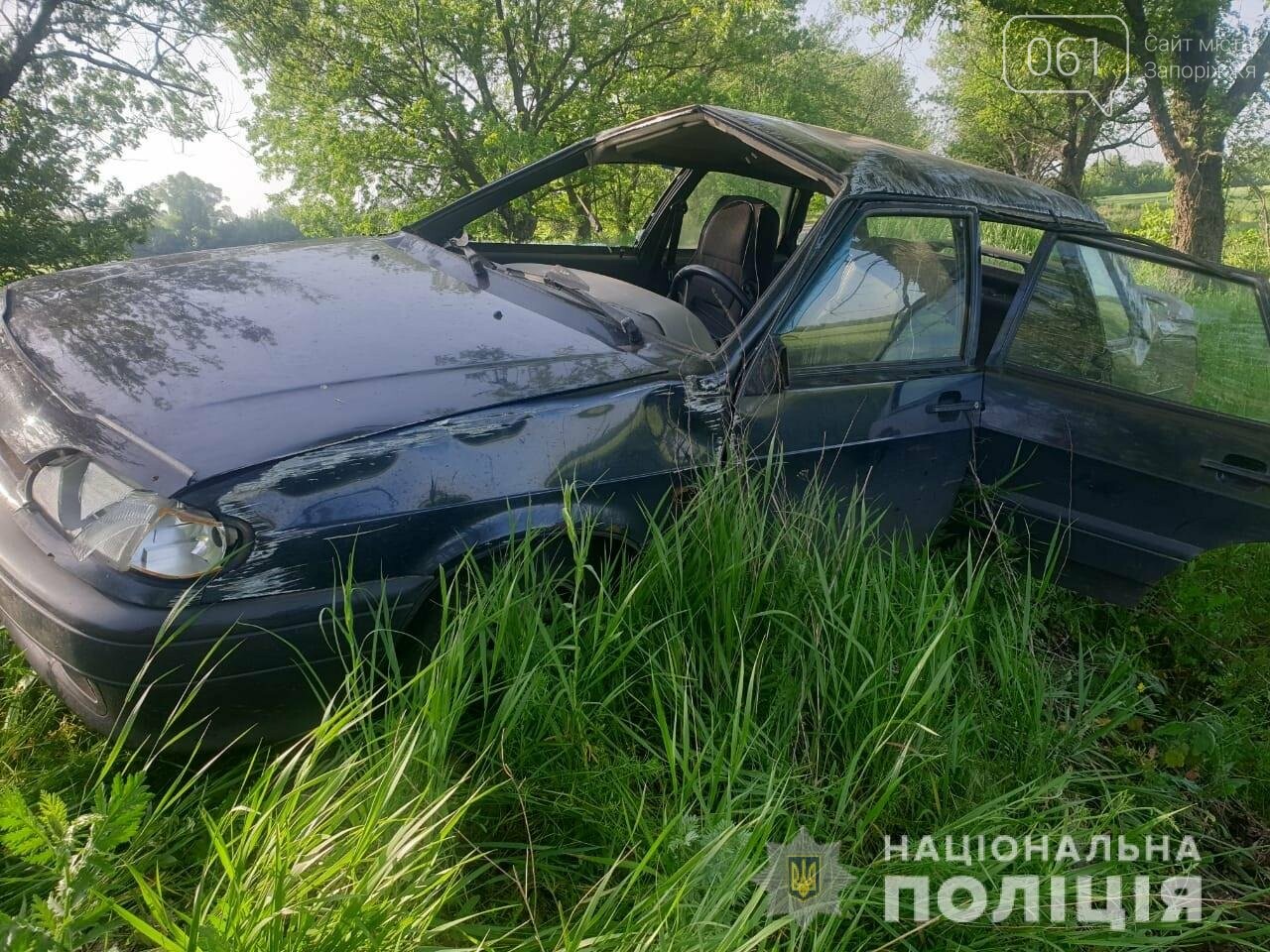 В Запорожье пьяный водитель съехал в кювет и опрокинул автомобиль