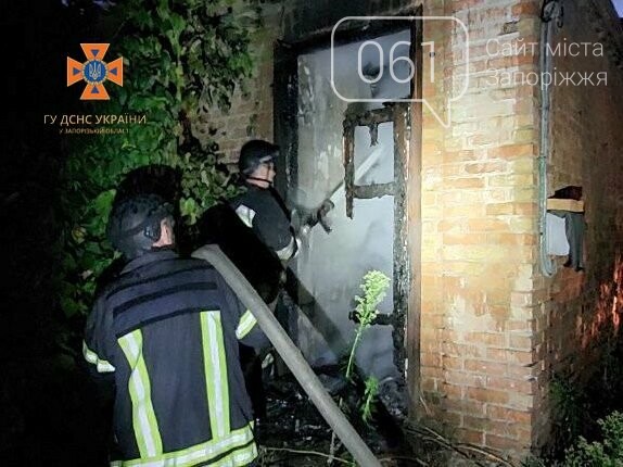 У Запорізькій області внаслідок обстрілу спалахнув будинок