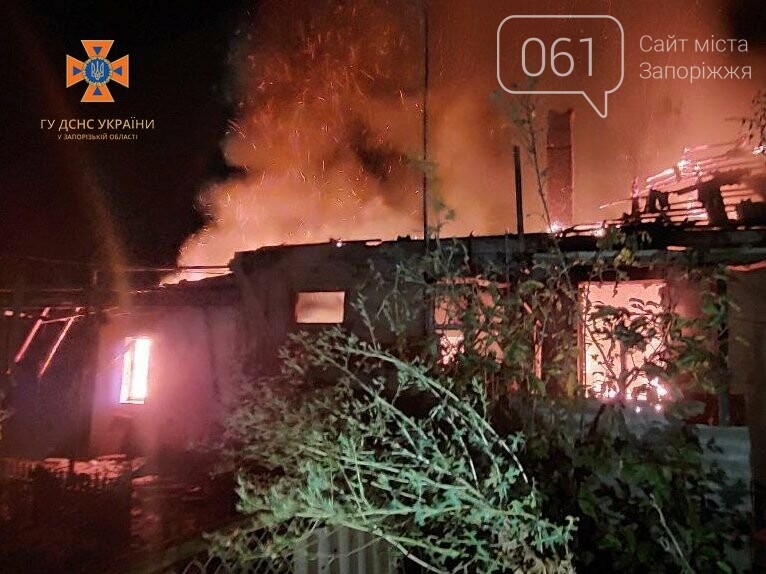 У Запорізькій області внаслідок обстрілу спалахнув будинок