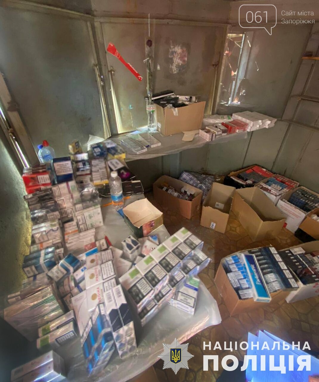 У Запоріжжі поліцейські вилучили з кіоску контрафактні цигарки на майже 200 тис гривень