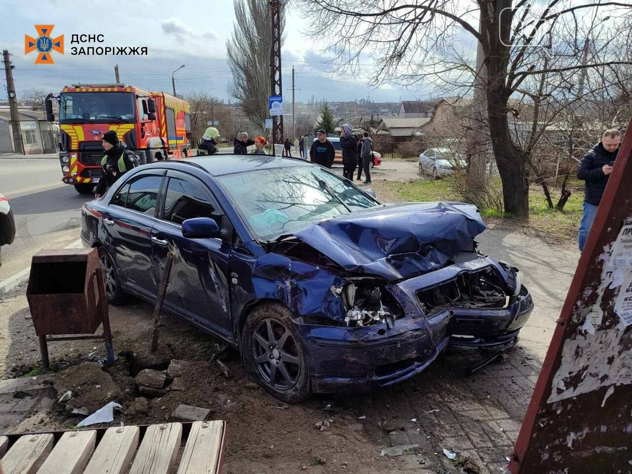 В Запорожье в результате ДТП водителя зажало в поврежденной машине | Новости