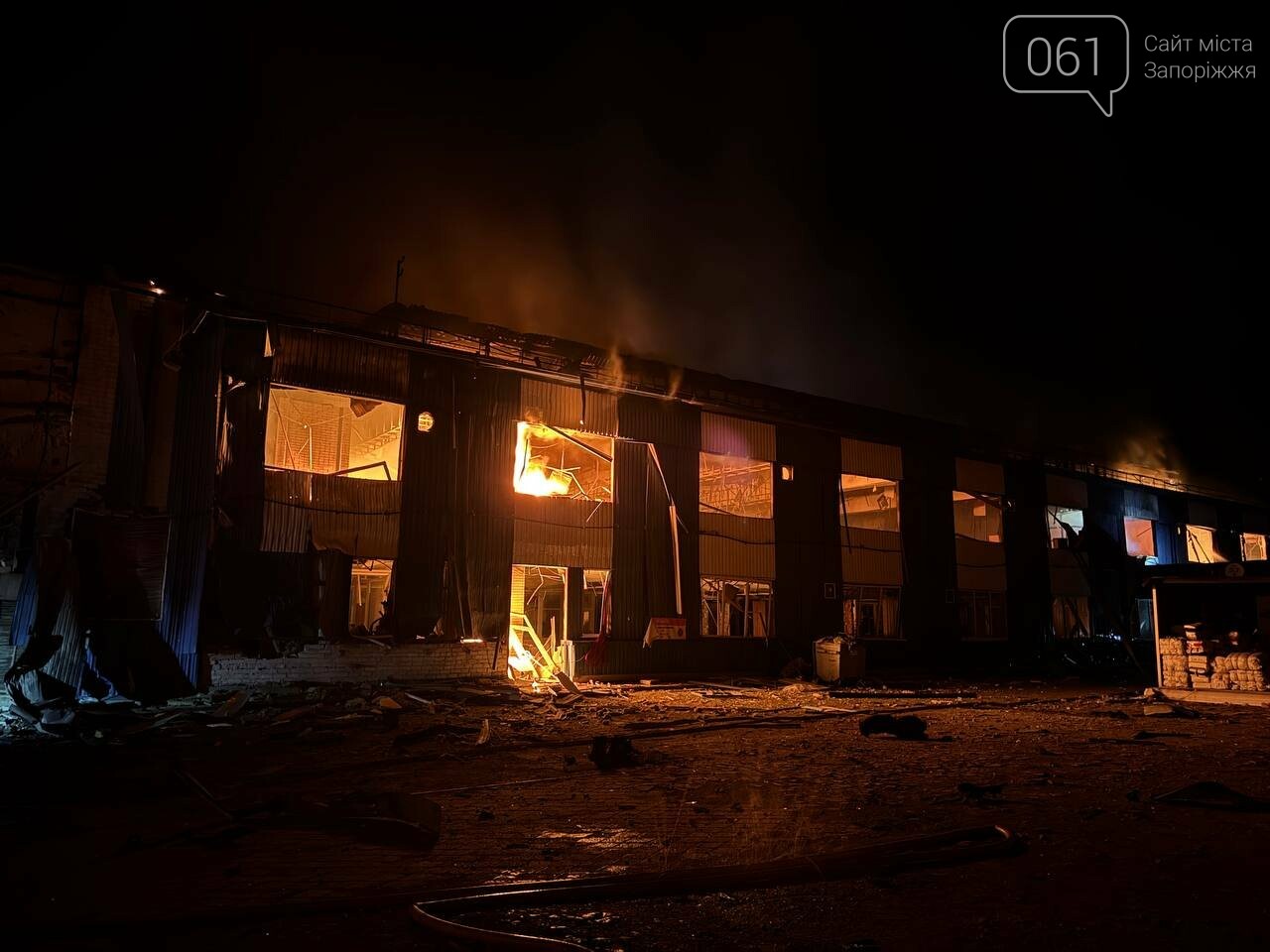 Ворог вдарив по обʼєкту торгівлі у Запоріжжі: виникла масштабна пожежа