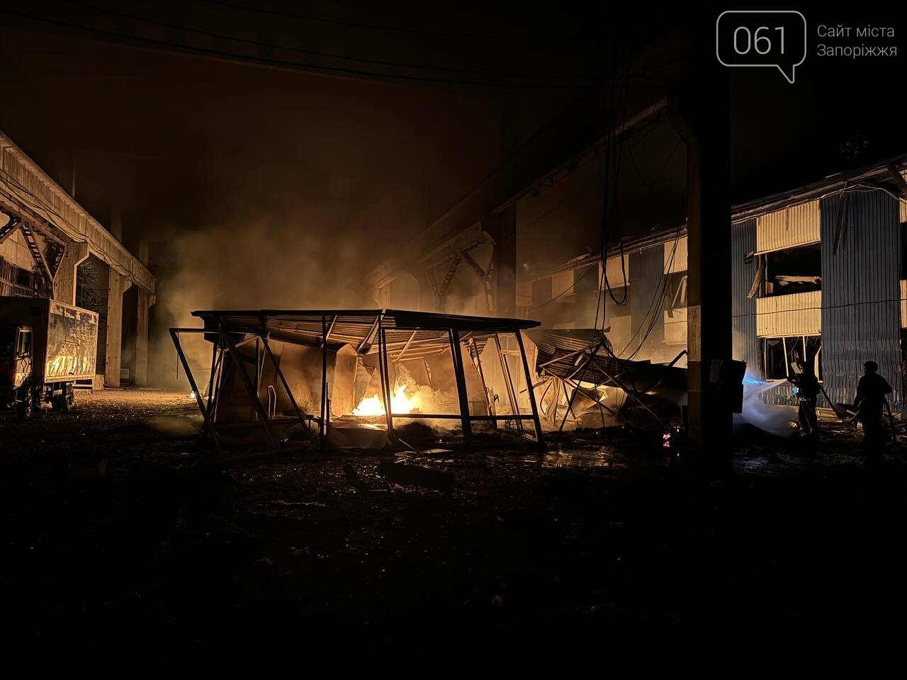 Ворог вдарив по обʼєкту торгівлі у Запоріжжі: виникла масштабна пожежа