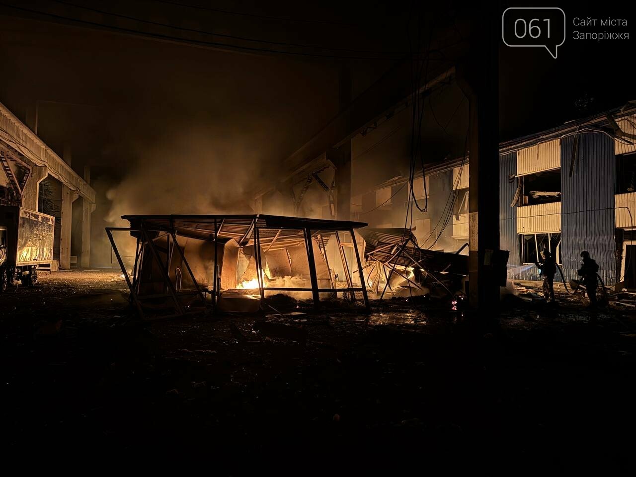 Ворог вдарив по обʼєкту торгівлі у Запоріжжі: виникла масштабна пожежа