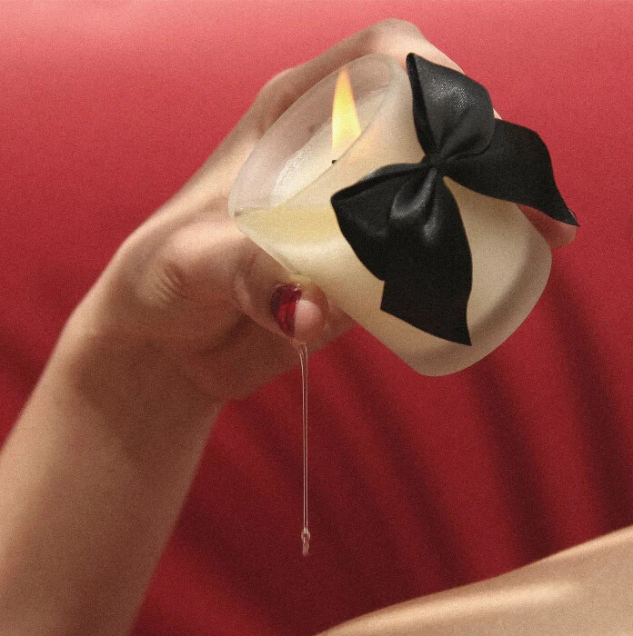 Масажна свічка для поцілунків Bijoux, 70 г, Indiscrets Melt my heart, з ароматом солоної карамелі