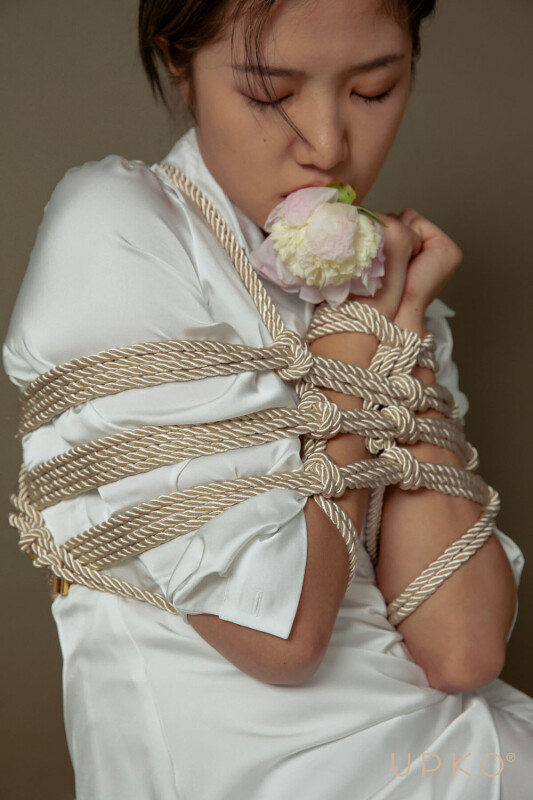Мотузка для бондажа UPKO Restraint Bondage Rope, золота, 10 м - Зображення 3