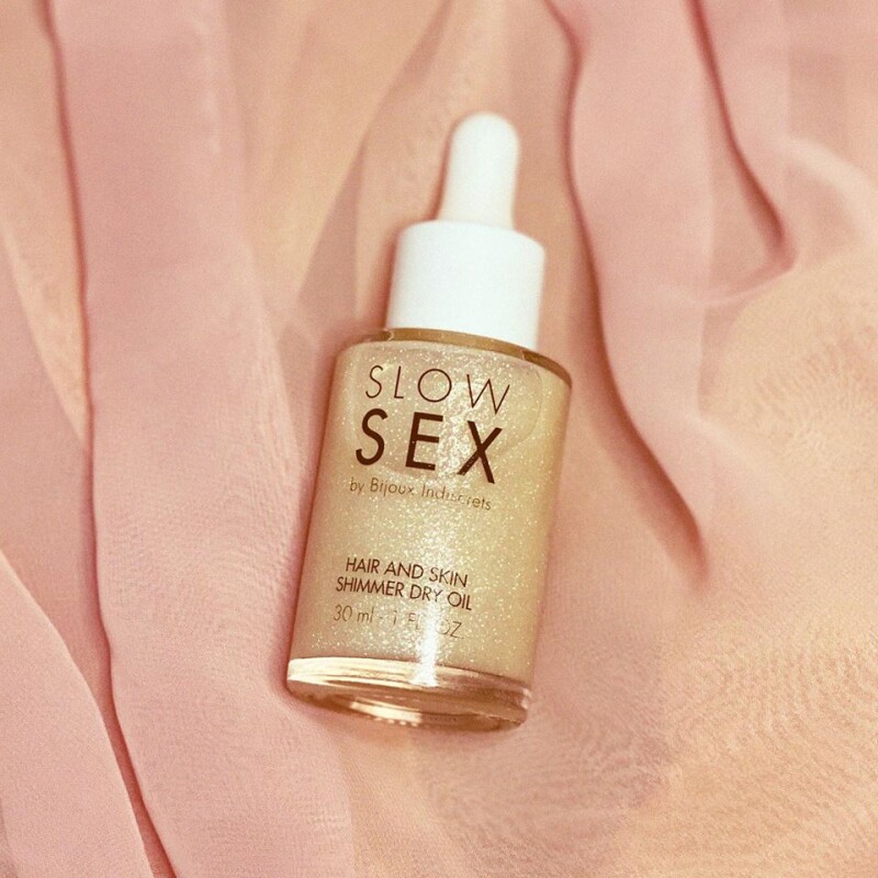 Мерехтлива суха олія для тіла і волосся Slow Sex by Bijoux Indiscrets Intimate Shimmer Oil з кокосовим ароматом, 30 мл - Зображення 2