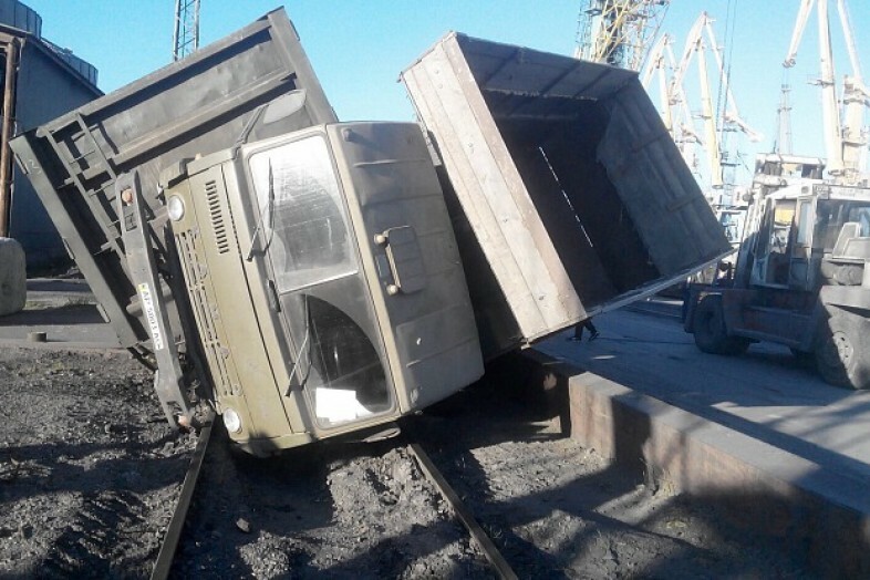 Под камаз попал