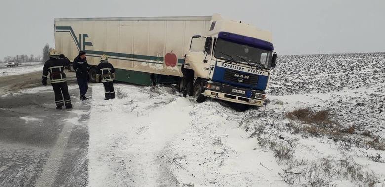 В Запорожской области из-за гололедицы на дорогах застряли 4 грузовика и микроавтобус